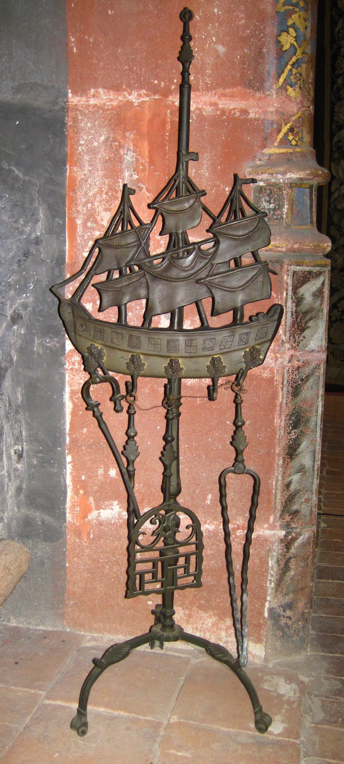 Garniture de cheminée : porte-instruments d'âtre